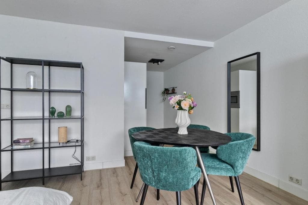 Bright Fully Furnished 1-Bedroom Apartment in Rotterdam City Centre