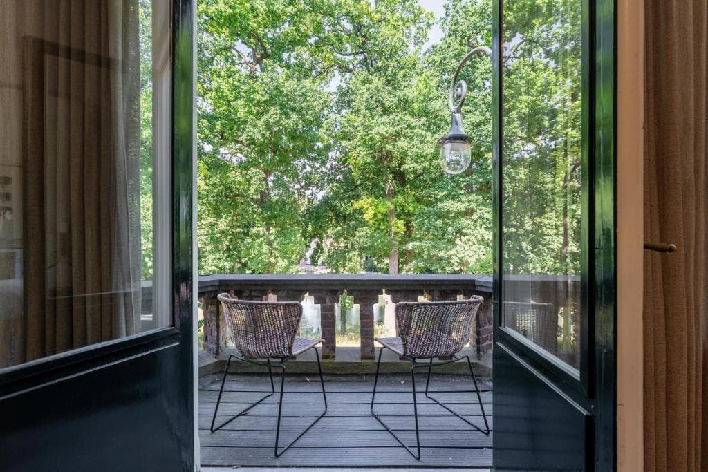 Modern 1-Bedroom Apartment with Balcony in Maliesingel, Utrecht