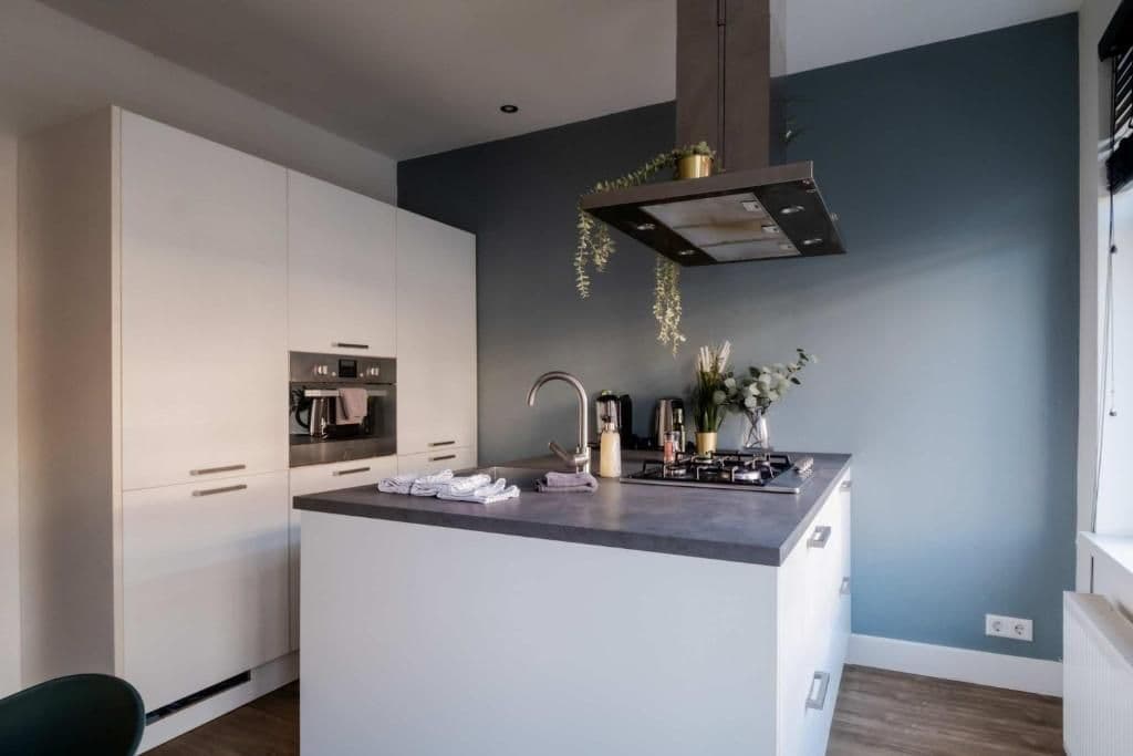 Spacious 2-Bedroom Apartment Near Rotterdam Central Station with Outdoor Space