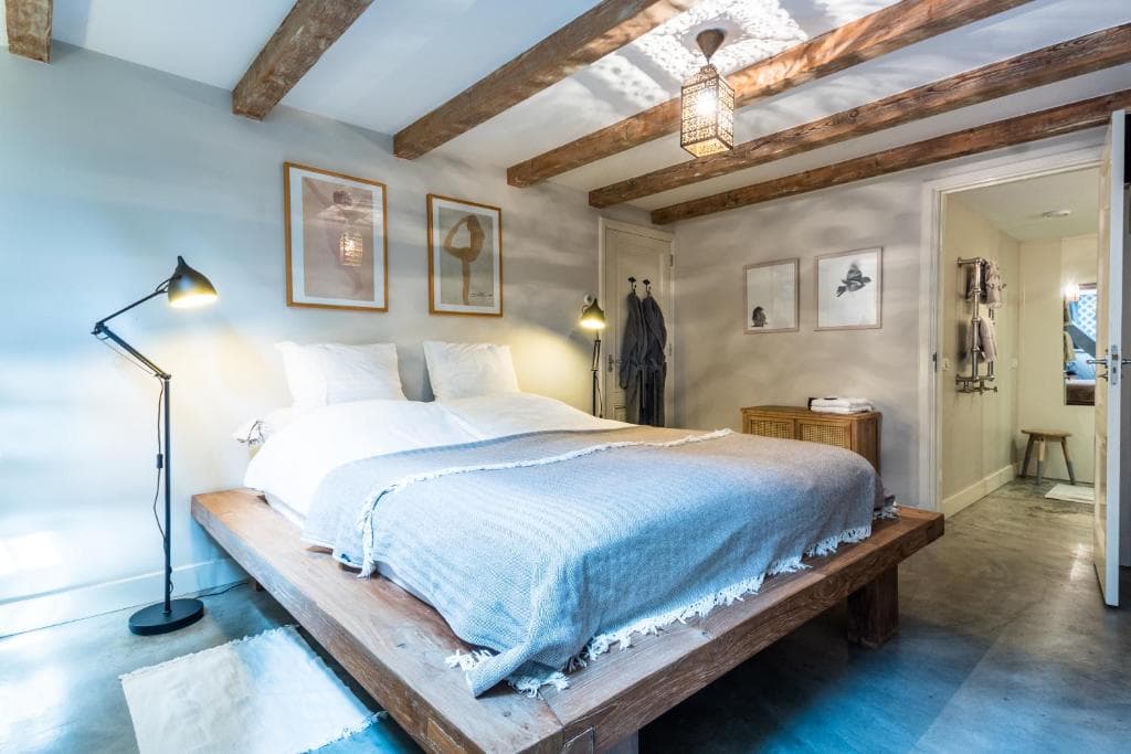 Spacious 1-Bedroom Apartment with Amstel River View – Amsterdam City Center
