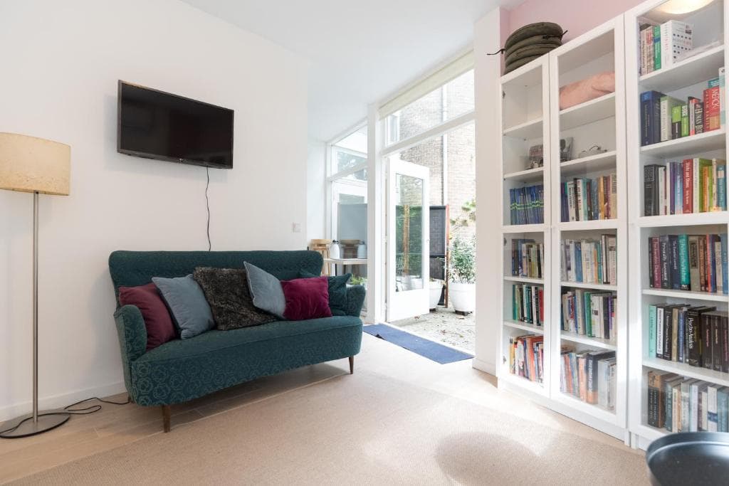 Modern 2-Bedroom Apartment with Garden, Terrace & Free Parking