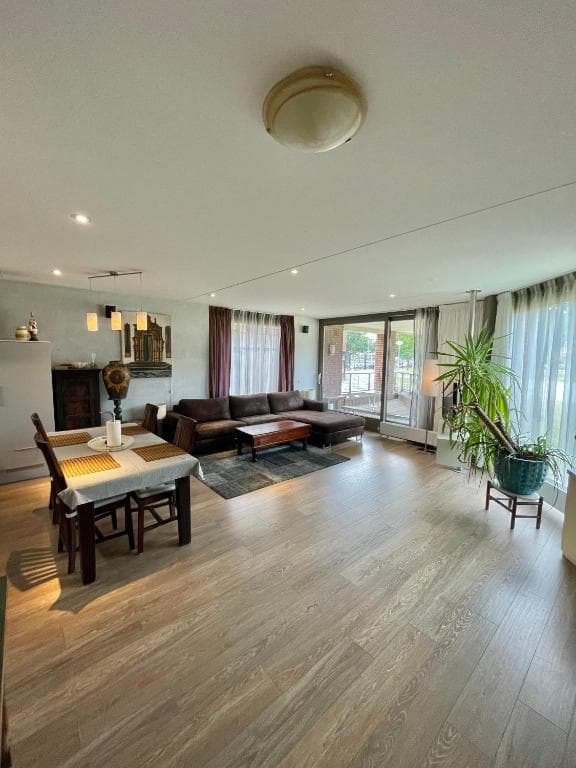 Spacious 2-Bedroom Designer Apartment in Funenpark with Balcony