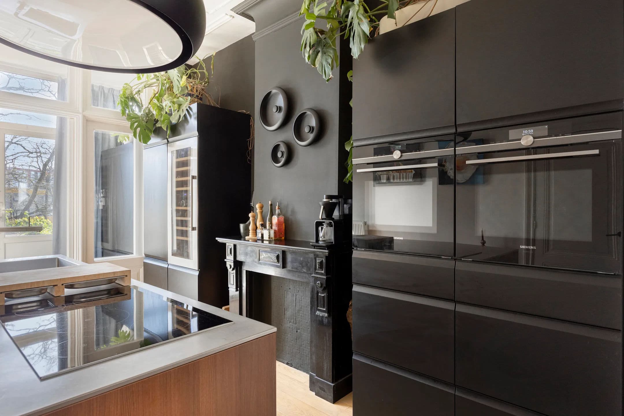 Spacious 2-Bedroom Apartment in Historic Building with Modern Renovation in Rotterdam