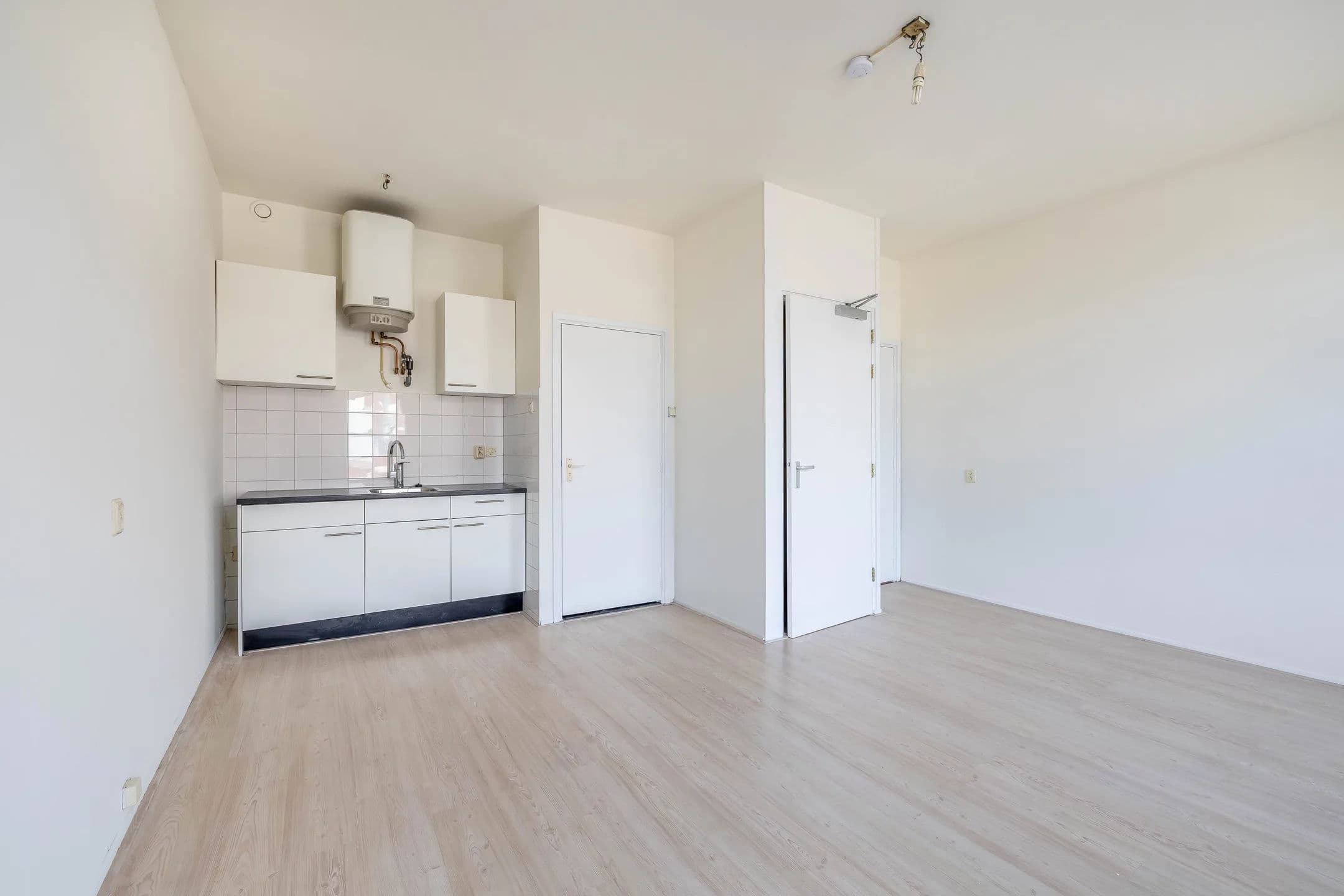 Compact Studio Apartment on Vibrant Nieuwe Binnenweg in Rotterdam City Centre