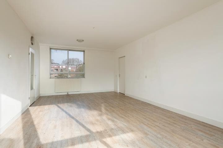 Spacious 3-Bedroom Apartment with Balcony, Parking & Green Views – Amsterdam Nellestein