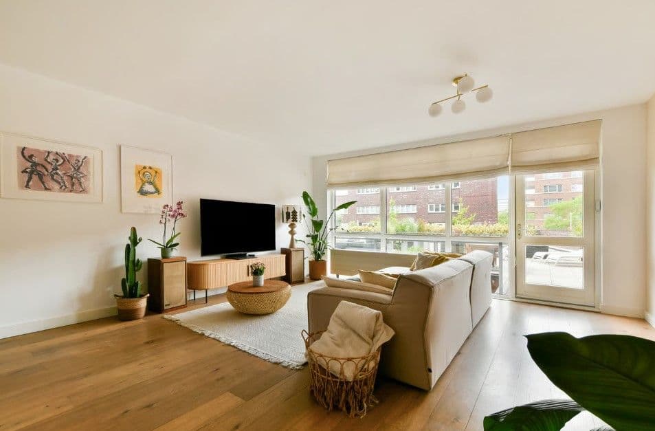 SPACIOUS CORNER APARTMENT WITH 3 BEDROOMS